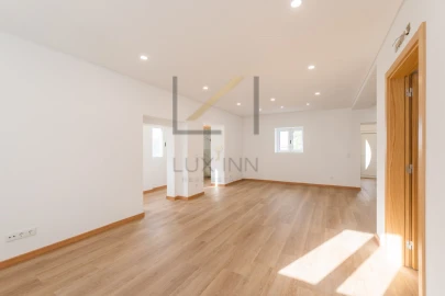 Moradia T5 para Venda em Carcavelos e Parede