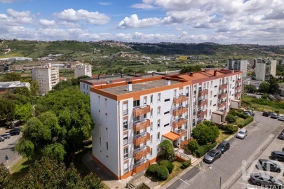 Apartamento T3 para Venda em Santo António dos Cavaleiros e Frielas