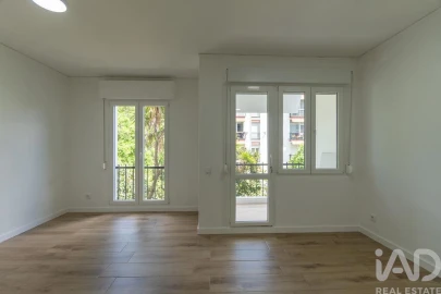 Apartamento T3 para Venda em Santo António dos Cavaleiros e Frielas