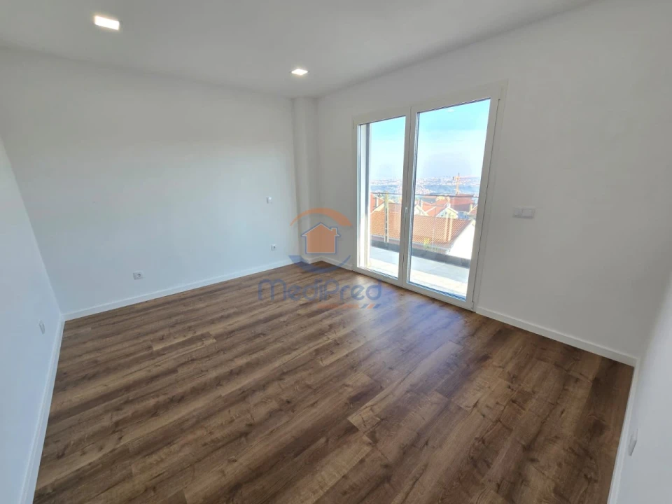 Moradia T5 para Venda em Pontinha e Famões Foto 14