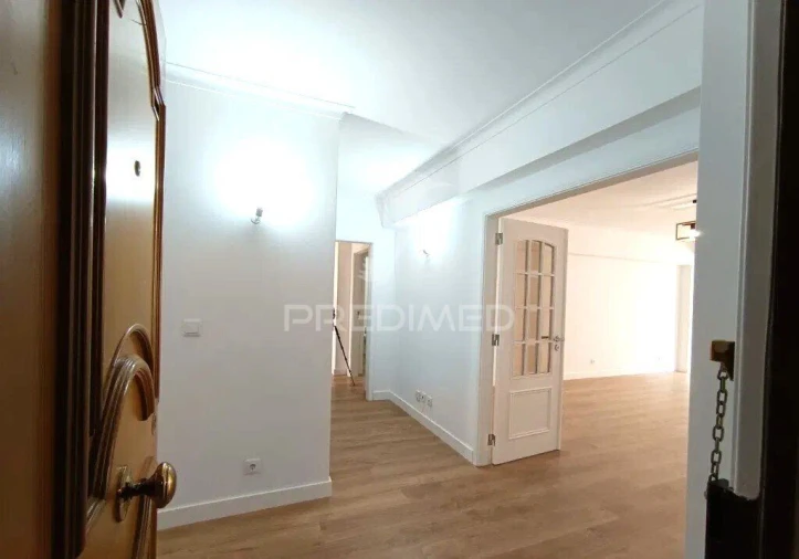 Apartamento T3 para Venda em São Domingos de Benfica Foto 4