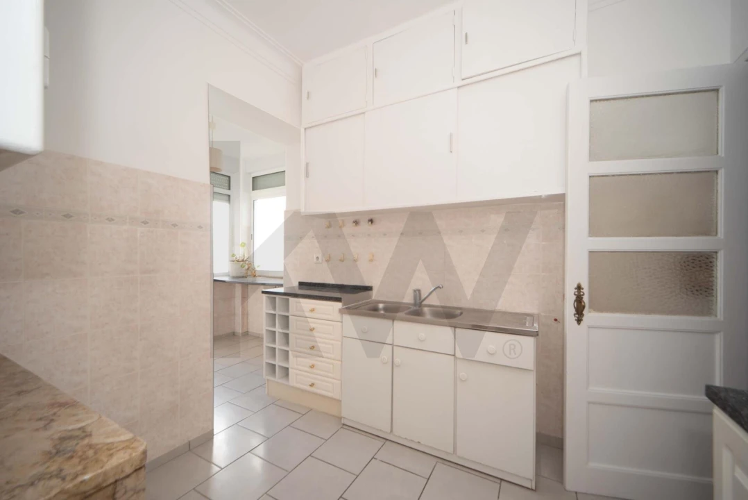 Apartamento T2 para Arrendamento em Campolide Foto 18