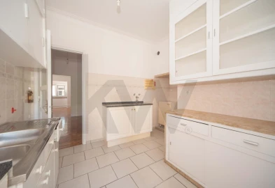 Apartamento T2 para Arrendamento em Campolide