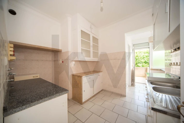 Apartamento T2 para Arrendamento em Campolide Foto 17