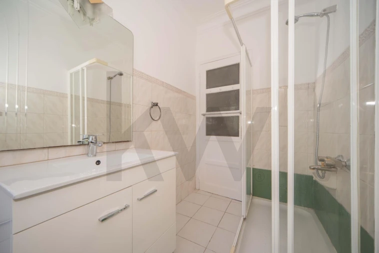 Apartamento T2 para Arrendamento em Campolide Foto 12