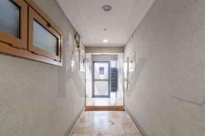 Apartamento T1 para Venda em Ramada e Caneças