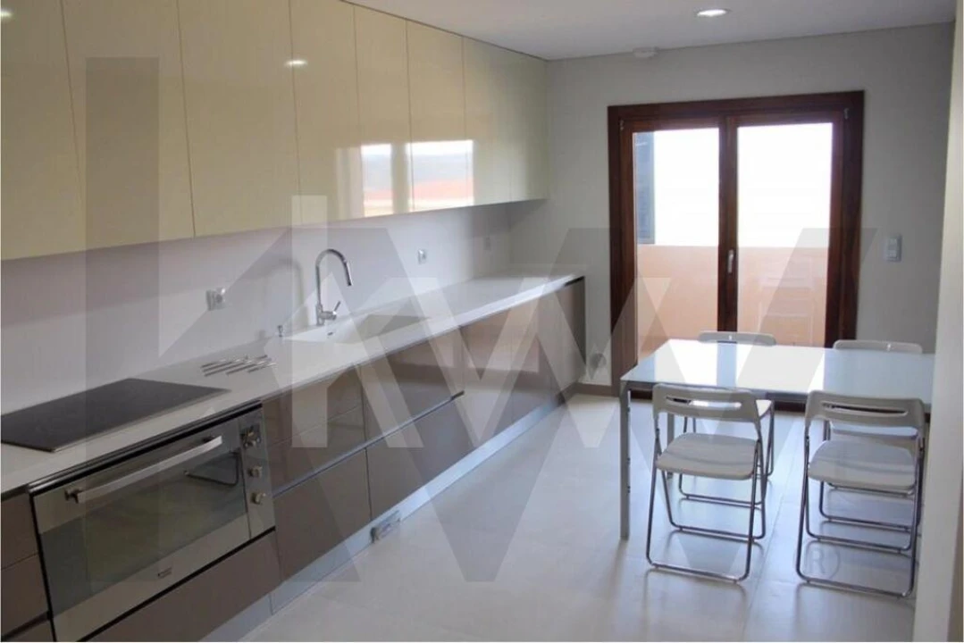 Apartamento T3 para Arrendamento em Santo António dos Cavaleiros e Frielas Foto 2