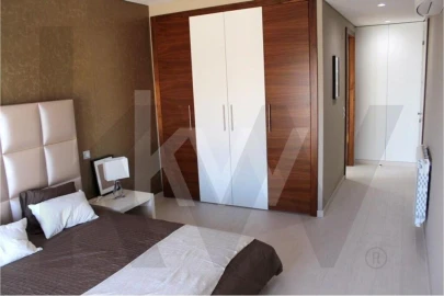 Apartamento T3 para Arrendamento em Santo António dos Cavaleiros e Frielas