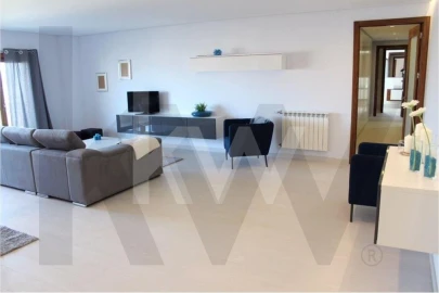 Apartamento T3 para Arrendamento em Santo António dos Cavaleiros e Frielas