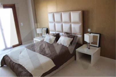 Apartamento T3 para Arrendamento em Santo António dos Cavaleiros e Frielas