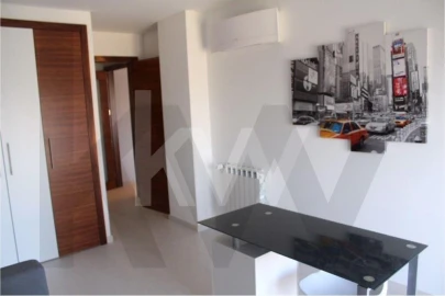 Apartamento T3 para Arrendamento em Santo António dos Cavaleiros e Frielas