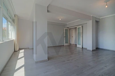 Apartamento T3 para Arrendamento em Carnaxide e Queijas