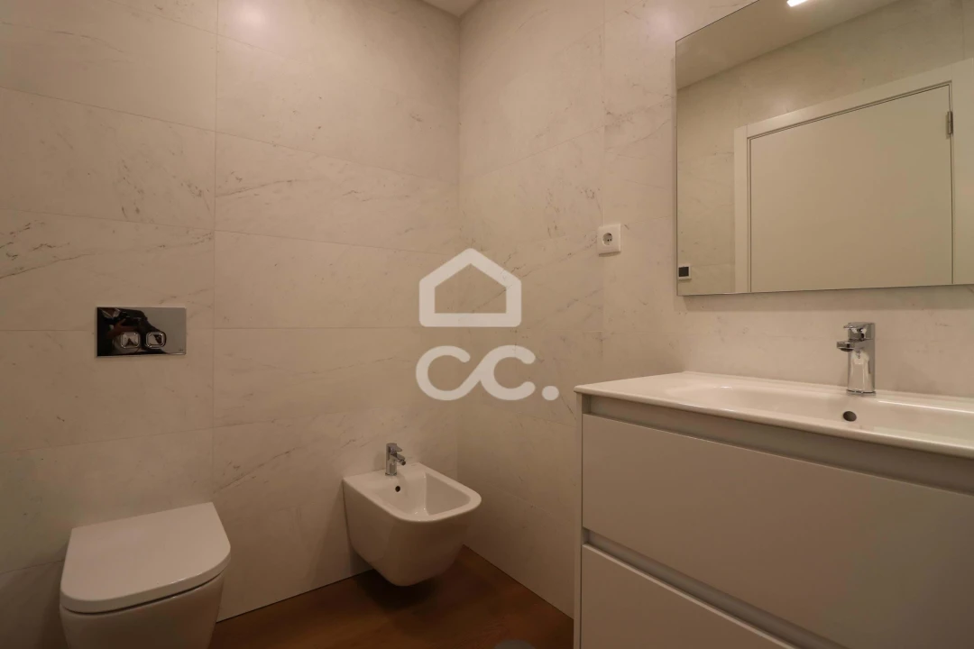 Apartamento T1 para Arrendamento em Santo Antonio dos Olivais Foto 11