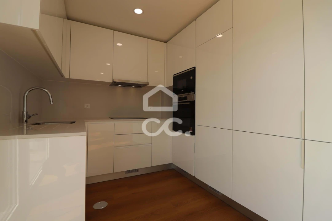 Apartamento T1 para Arrendamento em Santo Antonio dos Olivais Foto 3