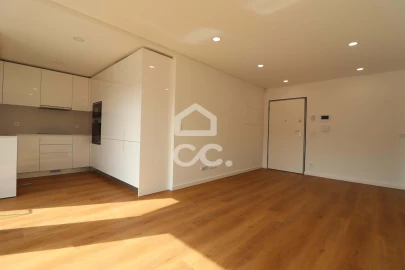 Apartamento T1 para Arrendamento em Santo Antonio dos Olivais