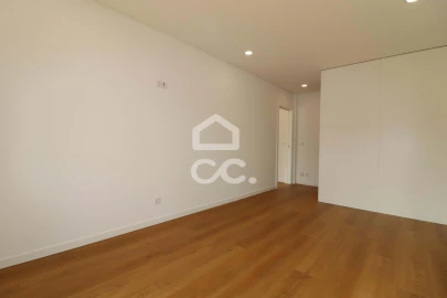 Apartamento T1 para Arrendamento em Santo Antonio dos Olivais
