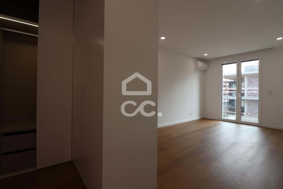 Apartamento T1 para Arrendamento em Santo Antonio dos Olivais Foto 9