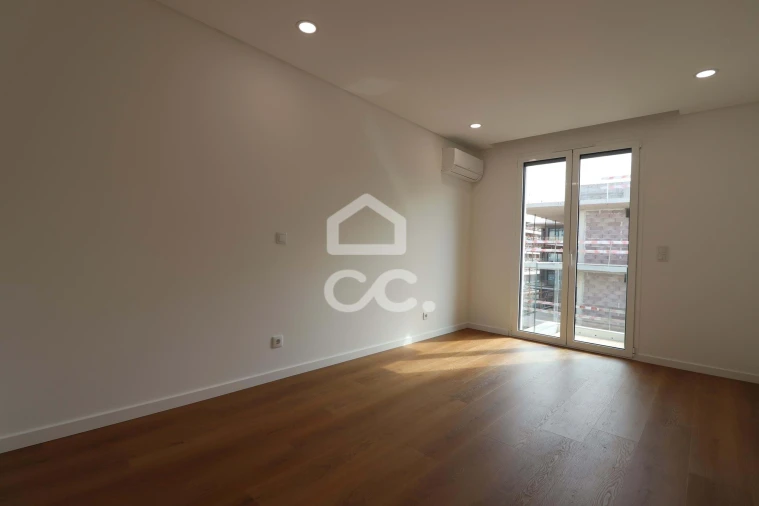 Apartamento T1 para Arrendamento em Santo Antonio dos Olivais Foto 6