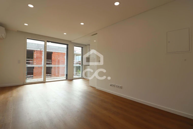 Apartamento T1 para Arrendamento em Santo Antonio dos Olivais Foto 4
