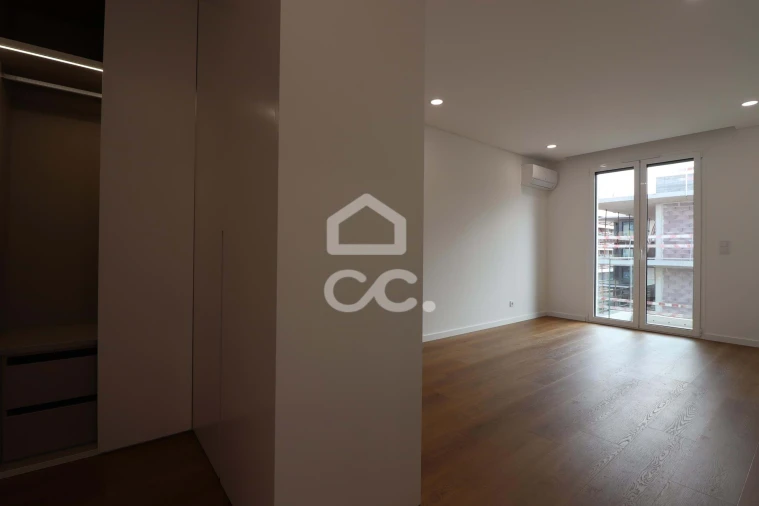 Apartamento T1 para Arrendamento em Santo Antonio dos Olivais Foto 9