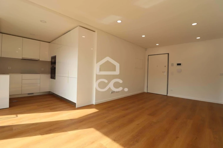 Apartamento T1 para Arrendamento em Santo Antonio dos Olivais