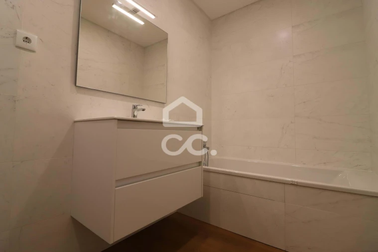 Apartamento T1 para Arrendamento em Santo Antonio dos Olivais Foto 10
