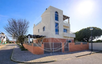 Moradia T4 para Venda em Olhão