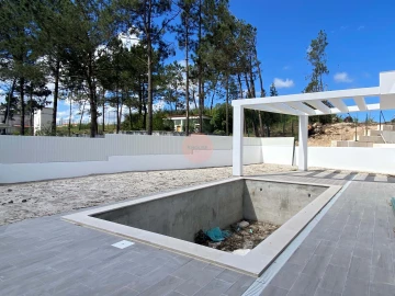 Moradia T4 para Venda em Santa Maria, São Pedro e Sobral da Lagoa