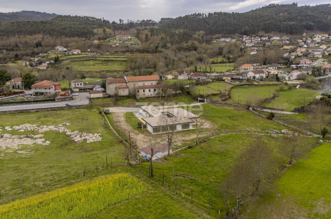 Moradia T4 para Venda em Mosteiro Foto 4