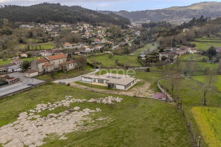 Moradia T4 para Venda em Mosteiro Foto 3