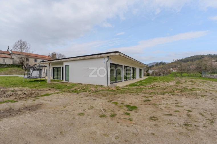 Moradia T4 para Venda em Mosteiro Foto 53
