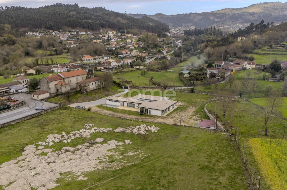 Moradia T4 para Venda em Mosteiro Foto 3