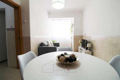Apartamento T2 para Venda em Charneca de Caparica e Sobreda