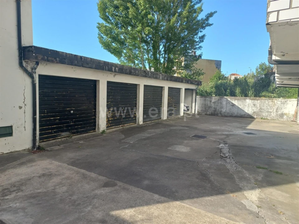 Garagem para Venda em Oliveira do Douro Foto 1