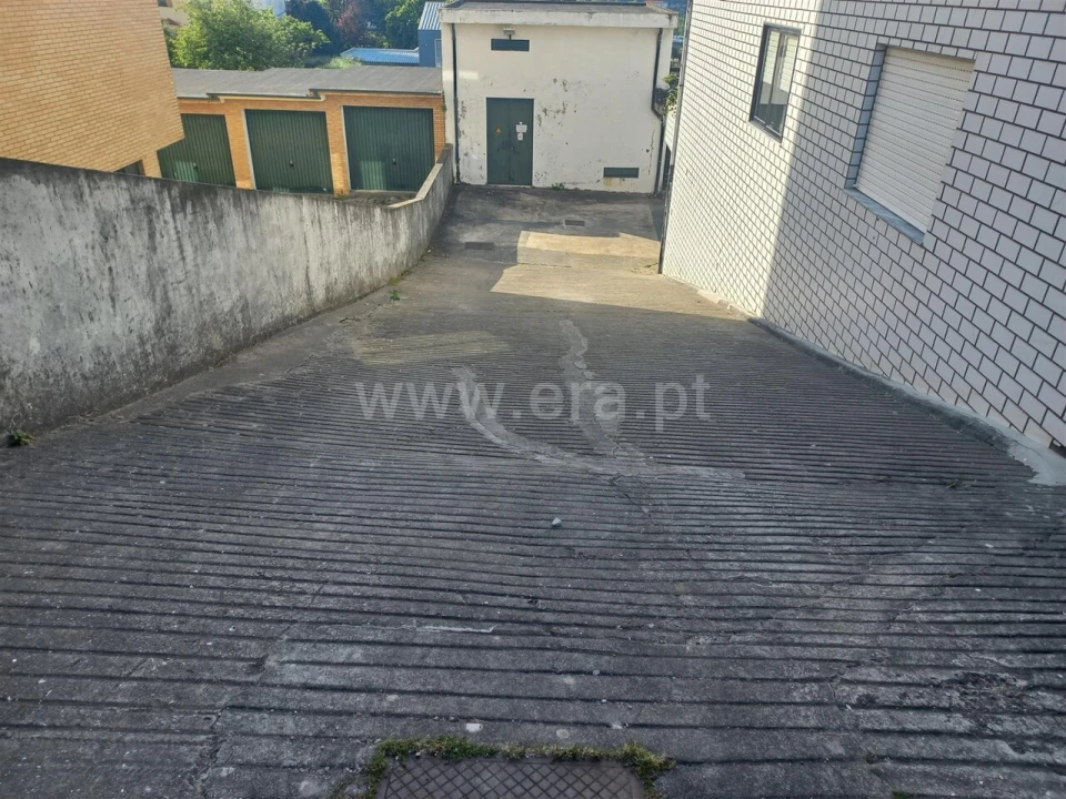 Garagem para Venda em Oliveira do Douro Foto 2