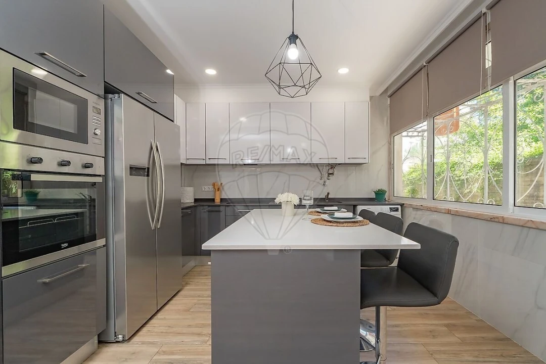 Apartamento T2 para Venda em Póvoa de Santo Adrião e Olival Basto Foto 1