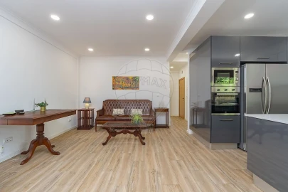 Apartamento T2 para Venda em Póvoa de Santo Adrião e Olival Basto