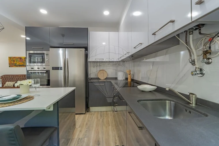 Apartamento T2 para Venda em Póvoa de Santo Adrião e Olival Basto Foto 3
