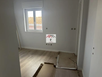 Moradia T5 para Venda em Santo Antonio dos Olivais