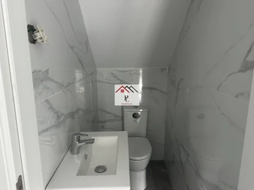 Moradia T5 para Venda em Santo Antonio dos Olivais