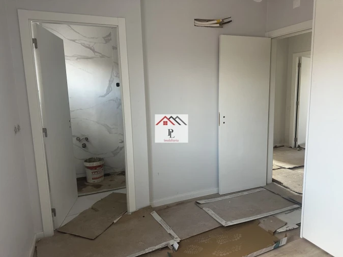 Moradia T5 para Venda em Santo Antonio dos Olivais Foto 30