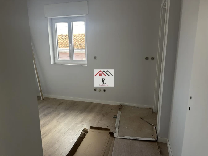 Moradia T5 para Venda em Santo Antonio dos Olivais Foto 26