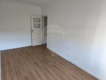 Apartamento T1 para Arrendamento em Alcantara