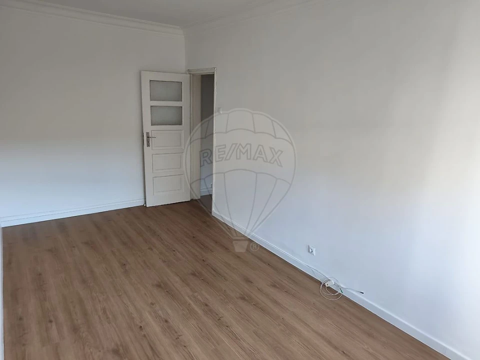 Apartamento T1 para Arrendamento em Alcantara Foto 7