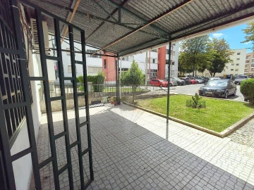 Loja para Arrendamento em Carregado e Cadafais