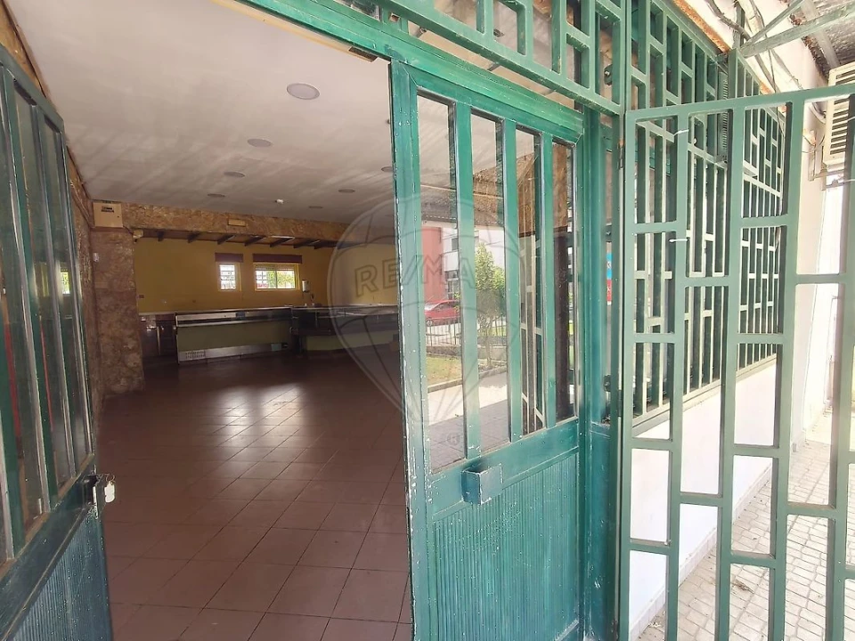 Loja para Arrendamento em Carregado e Cadafais Foto 8