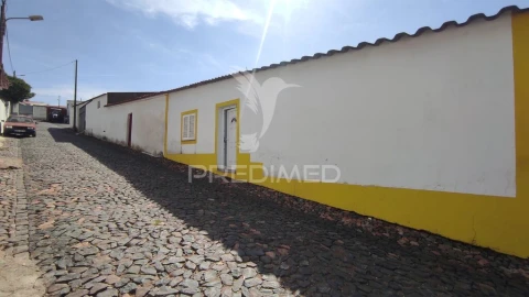 Armazém para Venda em Santa Vitória e Mombeja