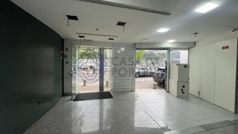 Loja para Arrendamento em Lordelo do Ouro e Massarelos