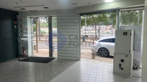Loja para Arrendamento em Lordelo do Ouro e Massarelos