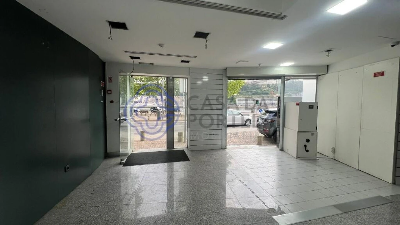 Loja para Arrendamento em Lordelo do Ouro e Massarelos Foto 2